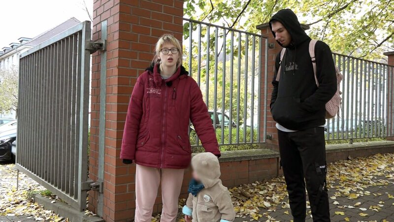 Für Jasmin und Maik sieht es finanziell nicht gut aus, so dass die beiden sich gezwungen sehen, zur Tafel zu gehen … – Bild: RTLZWEI