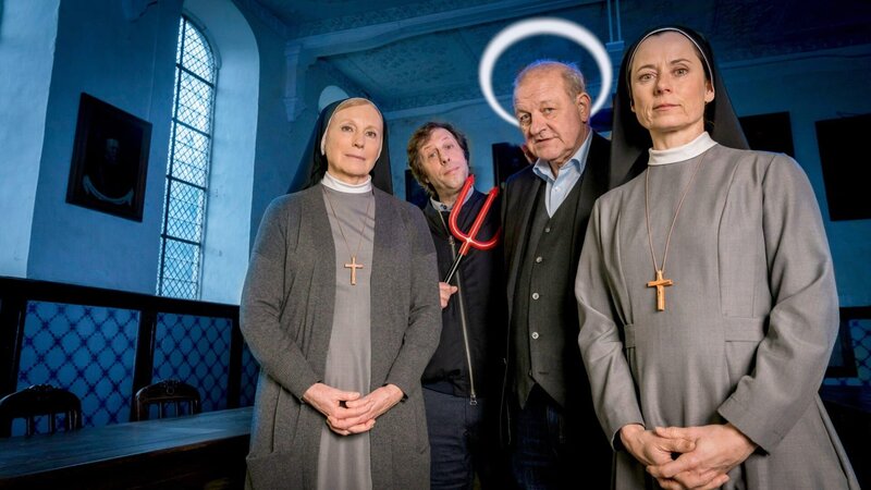 Georg Wilsberg (Leonard Lansink, 2.v.r.) ist diesmal im Namen des Herrn unterwegs und hilft den Ordensschwestern Schwester Helena (Maren Kroymann, l.) und Schwester Christa (Inka Friedrich, r.) ihr gestohlenes Geld wiederzufinden sowie den Mord an einem Bauarbeiter aufzuklären. Natürlich wird er dabei wieder von Ekki Talkötter (Oliver Korittke, 2.v.l.) unterstützt. – Bild: ORF/​ZDF/​Thomas Kost