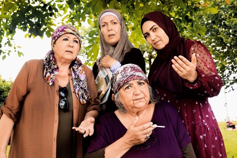 Melek (Arzu Ermen, hinter, m.) – Bild: ORF/Constantin Film/Mathias Bothor Melek (Arzu Ermen, hinter, m.) – Bild: ORF/Constantin Film/Mathias Bothor