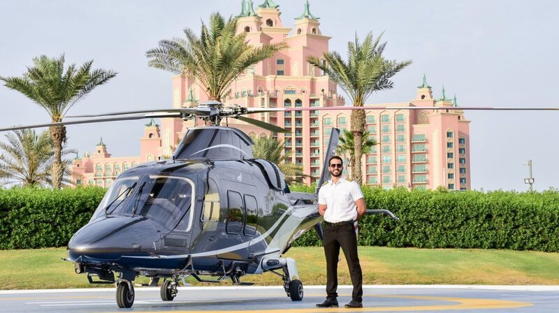 Helikopterpilot im 5-Sterne-Hotel Atlantis. – Bild: ORF/​ITV/​Spun Gold TV/​Adrian Chambre