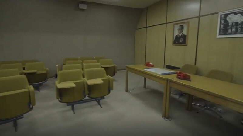 Hier wollte Jugoslawiens Staatspräsident Tito im Falle eines Atomkriegs regieren. Der Bunker sollte während des Bosnienkrieges 1992 gesprengt werden, wurde aber durch einen Sabotageakt gerettet. – Bild: Banijay Rights Limited/​WeltN24 GmbH