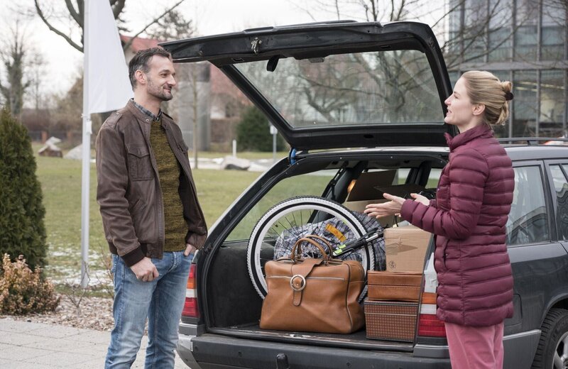Milan Pavlovic (Manuel Krstanovic, l.); Julia Berger (Mirka Pigulla, r.) – Bild: ARD /​ Jens-Ulrich Koch