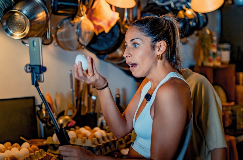 Tony Bauer spielt den Influencer Leif (hinten r. verdeckt) Negah Amiri spielt die Influencerin Isi (l. im VG.) – Bild: ARD/​SWR/​Constantin Entertainment/​Alex J. Moll