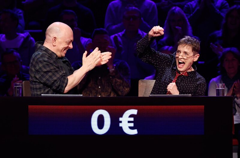 Rateteam-Kapitän Bernhard Hoëcker (l.) mit der Schauspielerin und Regisseurin Katharina Thalbach (r.). – Bild: ARD/​Morris Mac Matzen