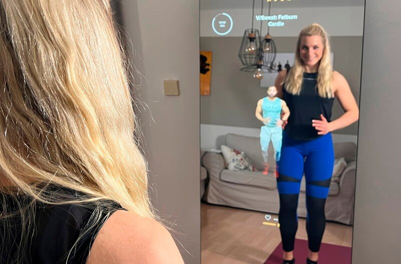 Reporterin Maike Tschorn probiert verschiedene Fitness-Gadgets aus – hier den Fitness-Spiegel. – Bild: HR