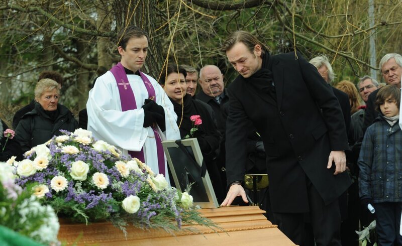 Den Lansingern fällt der Abschied schwer. Von links: Pfarrer Steiger (Ben Akkaya), Monika Vogl (Christine Reimer), Gregor Brunner (Holger M. Wilhelm), Joseph Brunner (Wilhelm Manske) und Felix Kramer (Shayan Hartmann). – Bild: BR/​Marco Orlando Pichler