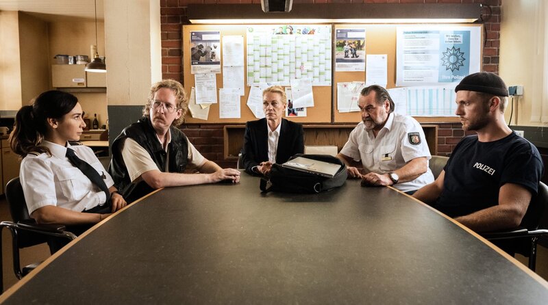 Arda Turan (Yasemin Cetinkaya, l.),Waldi Kuhlmann (Uke Bosse, 2.v.l.), Maria Kruppka (Karen Böhne, M.), Gerhard Jäger (Markus John, 2.v.r.) und Frank van Dijk (Niklas Osterloh, r.) analysieren den Fall. – Bild: ARD/​Martin Valentin Menke