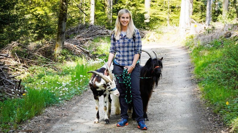 Nicole Berchtold mit den Geissen Big Joe und Lucky auf Wanderschaft – Bild: SRF/​ René Alfeld