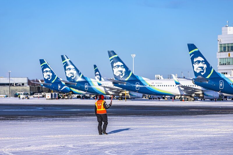 Series of Alaska Airlines planes lined up on apron – Bild: Smithsonian Channel Lizenzbild frei