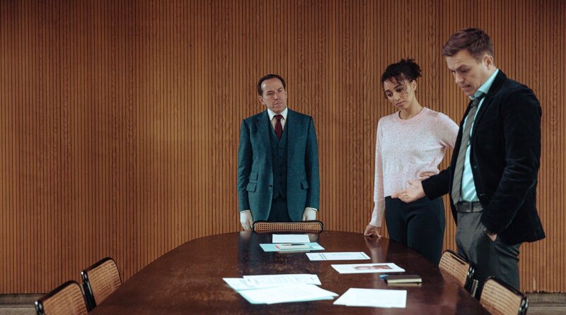 Professor Tempest, Lisa Donckers und Dan Winters gehen verschiedene Szenarien zum Tod einer ganzen Familie durch. – Bild: WDR/​Eagle Eye Drama