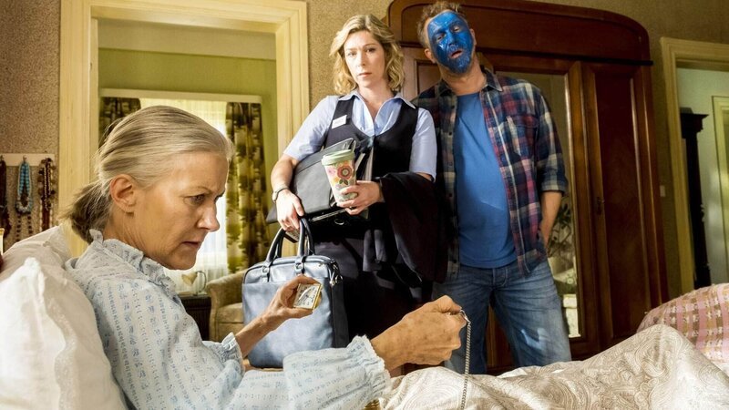 Waltraud (Hedi Kriegeskotte, l.), Conny (Brigitte Zeh) und Tobi (Matthias Komm) hadern mit Magdas neuem Nebenjob als Kosmetikberaterin. – Bild: RTL /​ Gordon Muehle