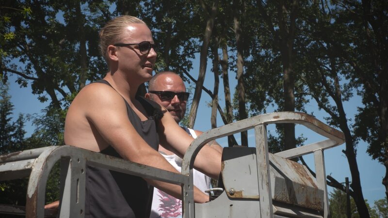 William (l.) – Bild: Warner Bros. Discovery