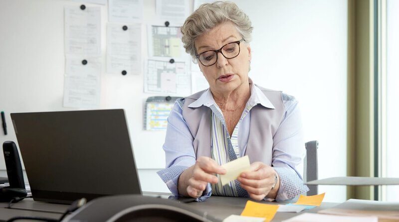 Für Karin Heiland (Peggy Lukac) hat sich das Wagnis, beruflich noch einmal durchzustarten, gelohnt. – Bild: ARD/​Rudolf Wernicke