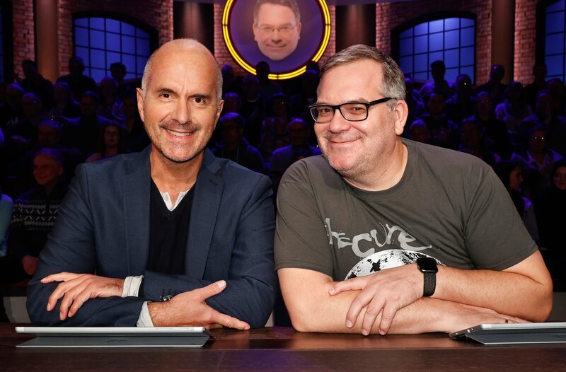 Rateteam-Kapitän Elton (r.) mit Schauspieler Christoph Maria Herbst (l.). – Bild: ARD/​Morris Mac Matzen