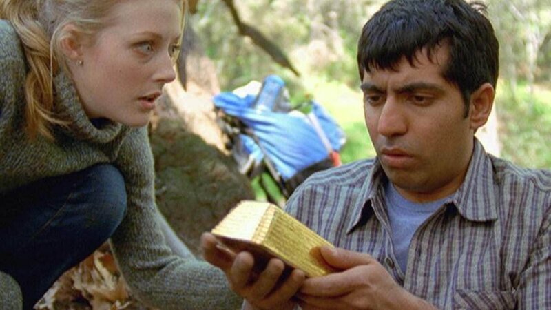 Gold! Bug (Ravi Kapoor) und Devan (Jennifer Finnigan) bleibt die Spucke weg. Wer hat diese Goldbarren am Appalachian Trail versteckt? – Bild: TVNOW /​ NBC Universal
