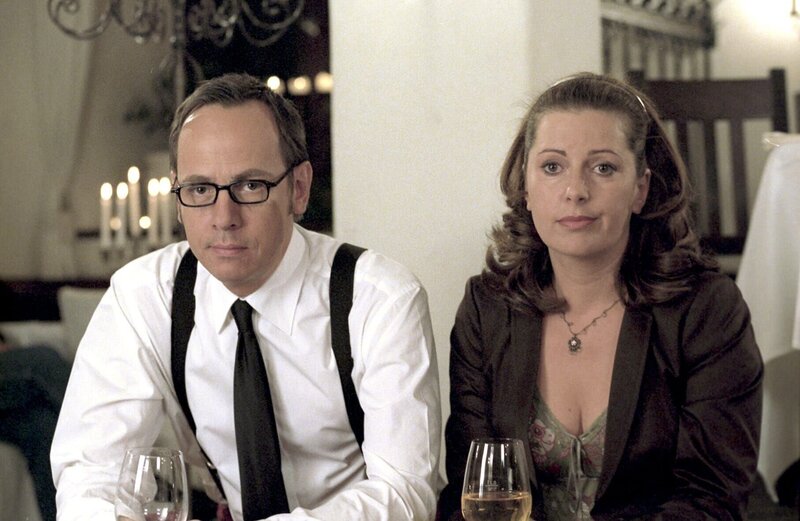 Da hilft auch der Trost der schönen Marie Hofer (Karin Thaler) nicht, denn statt einer Siegesfeier gab es eine glatte Pleite für Fridolin Zwergl (Moritz Lindbergh). – Bild: ORF/​ZDF/​Christian A. Rieger