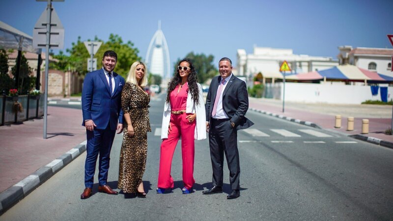 Luxusimmobilienmakler Paul Christodoulou (re.) mit seinem Team (v.li.): Dan, Noelle und Nadia. – Bild: ORF/​ITV/​Spun Gold TV/​Adrian Chambre