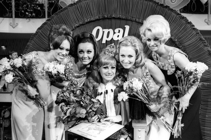 „Miss Germany“ – ein Schönheitswettbewerb, der häufig im Feuer der Kritik stand. 1968 machte Lilian Atterer (M.) das Rennen. Die blonde Fränkin profitierte von Krone und Titel, machte Karriere als Model, Schauspielerin und Sängerin. – Bild: imago images /​ ZDF und imago images