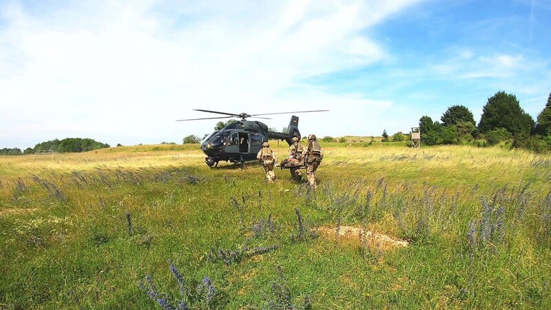 Piloten des Hubschrauber-Geschwaders 64 trainieren in Bayern gemeinsam mit Spezialkräften der Marine und Fallschirmjäger eine medizinische Evakuierung. – Bild: WeltN24 GmbH