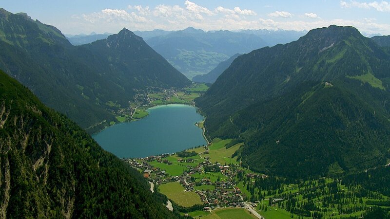 Der Wörthersee ist durch seine Lage mit seinen bis zu 25 Grad Wassertemperatur einer der wärmsten Alpenseen. – Bild: Bergblick