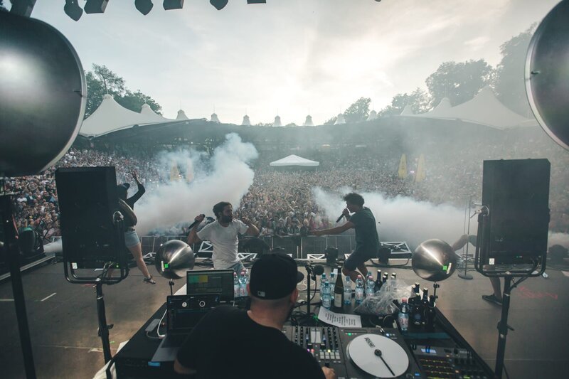 Dicht und Ergreifend auf der Bühne während des PULS Open Airs 2019 auf Schloss Kaltenberg. – Bild: BR/​Fabian Stoffers