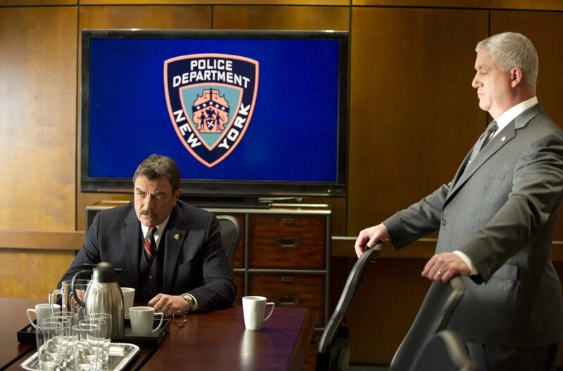 Während sich Jamies Geschwister den Kopf zerbrechen, beraten Frank (Tom Selleck, l.) und Garrett (Gregory Jbara, r.) darüber, wie sie mit der Presse verfahren sollen … – Bild: CBS Broadcasting, Inc.