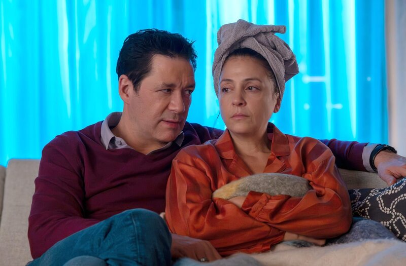 Arzu Ritter (Arzu Bazman) ist seit ihrer Rückkehr aus der Türkei ganz und gar nicht gut drauf. Ihr Mann Philipp Brentano (Thomas Koch) macht sich wirklich Sorgen um sie. – Bild: MDR/​Saxonia Media/​Sebastian Kiss