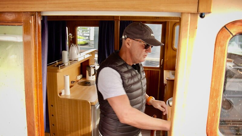 Roger im Boot – Bild: Warner Bros. Discovery