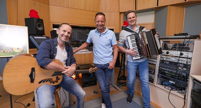 Die jungen Zillertaler (v.l.n.r.): Daniel Prantl, Markus Unterladstätter, Michael Ringler. – Bild: ORF/​televisionair