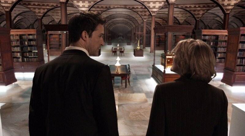 Kann die Bibliothekarin Charlene (Jane Curtin) Flynn (Noah Wyle) helfen, den Judaskelch zu finden? – Bild: RTL