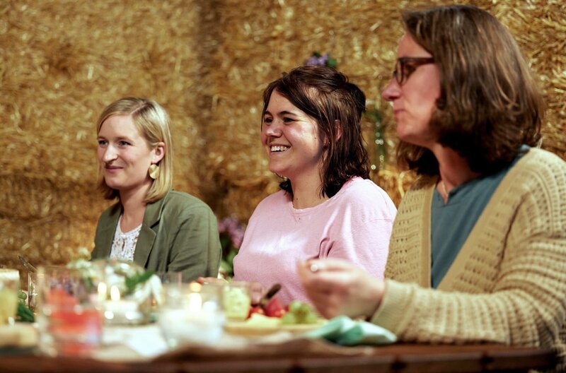 Die Landfrauen am Tisch: V.l.n.r: Barbara Schmitt, Monja Oechsle, Veronika Ams – Bild: SWR/​Philipp Thurmaier