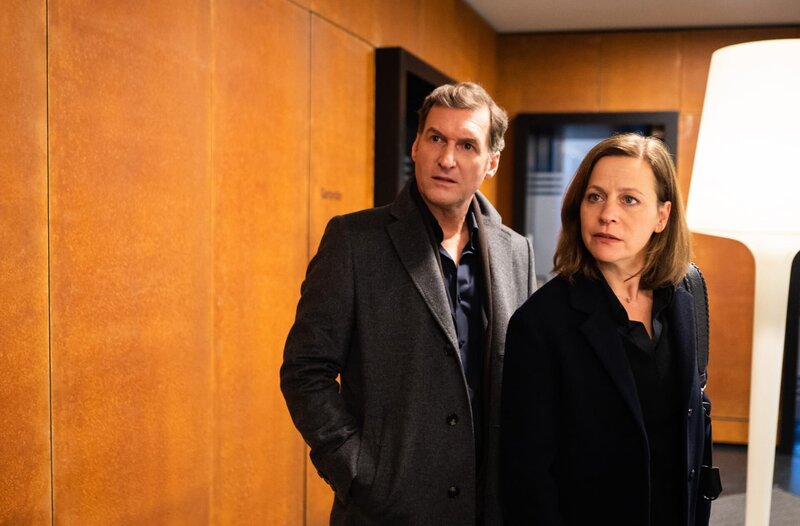 Was hat das Ehepaar Schwiers (Jule Ronstedt, r. und Sigfried Terpoorten, l.) zu verbergen? – Bild: ARD/​Jenrick Mielke