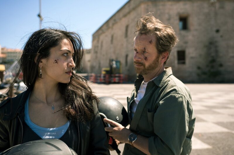 Bruno (Fabian Busch) und Aliya (Sabrina Amali) müssen einiges einstecken. – Bild: ORF/​Degeto/​Roland Suso Richter