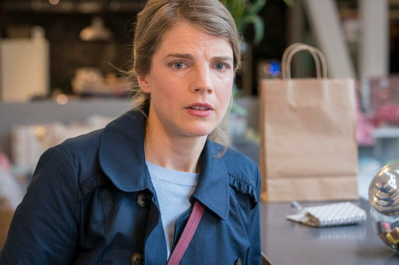 Britta Mantzke (Ann-Kristin Leo) traut im Spielzeugwarenladen ihren Augen nicht. – Bild: ORF/​ZDF/​Thomas Kost