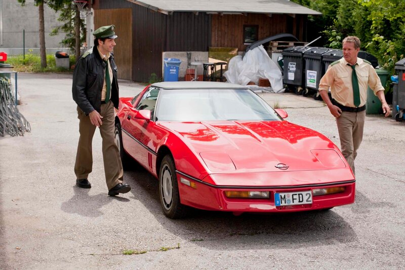 L-R: Staller (Helmfried von Lüttichau) und Hubert (Christian Tramitz) sind heute flott unterwegs – Bild: TMG /​ Chris Hirschhäuser