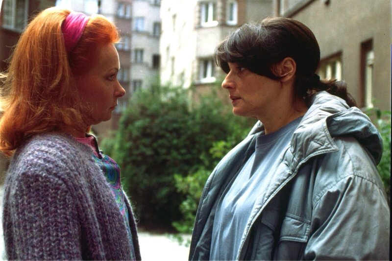 „Kaisermühlen Blues“, „Saure Wiesen.“ Schoitl und Gneisser in Hochform: Sie wetteifern, wer der Gitti Schimek als erster eine Trafik zuschanzen kann. Kudrnacs Bemühungen um das Grätzl-Museum gehen weiter, ebenso die Renes um Lena, die Probleme mit ihrem behinderten Bruder hat.Im Bild (v.li.): Brigitte Neumeister (Frau Turecek), Brigitte Swoboda (Frau Koziber). – Bild: ORF/​MR Film/​Contessina Bauer