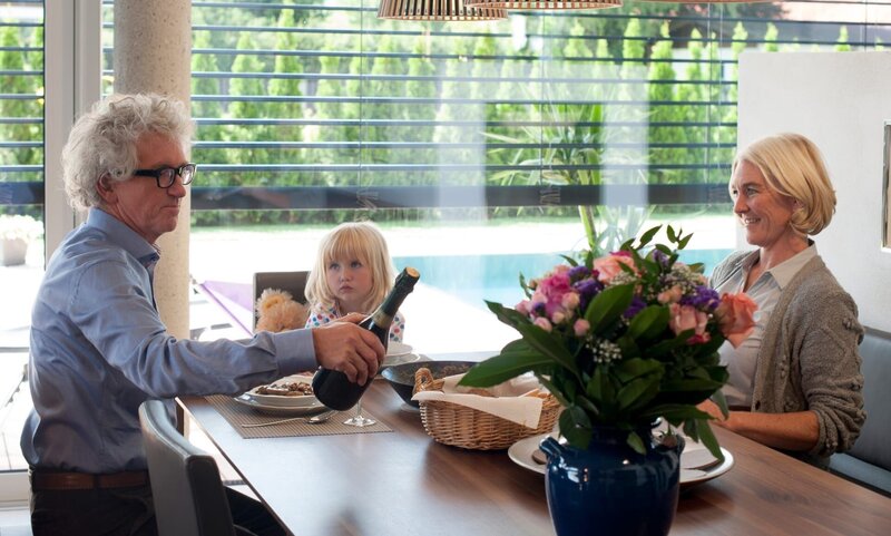 „Soko Kitzbühel“, „Sterben mit Aussicht.“ Im Rahmen eines Haustausches macht das Londoner Ehepaar White mit seiner fünfjährigen Tochter Megan Urlaub in der modernen Villa des Kitzbüheler Ehepaares Friedrich und Sonja Werfinger, das sich währenddessen im Haus der Whites aufhält. Doch bereits am Morgen nach ihrer Ankunft werden die Whites von der ukrainischen Putzfrau Anna tot aufgefunden, offenbar vergiftet. Von Megan fehlt jede Spur. Für die SOKO stellen sich viele Fragen in einem komplexen Fall: Hat der Mord tatsächlich den Whites gegolten oder doch den wohlhabenden Werfingers? Worin war das Gift versteckt? Wurde die kleine Megan entführt um Geld zu erpressen? Oder hat sie womöglich den Täter gesehen?Im Bild (v.li.): Timothy McLeish (Jeff White), Camilla Hochleitner (Megan White), Niki Hemigthon (Heather White). – Bild: ORF/​BEO-Film/​Stefanie Leo