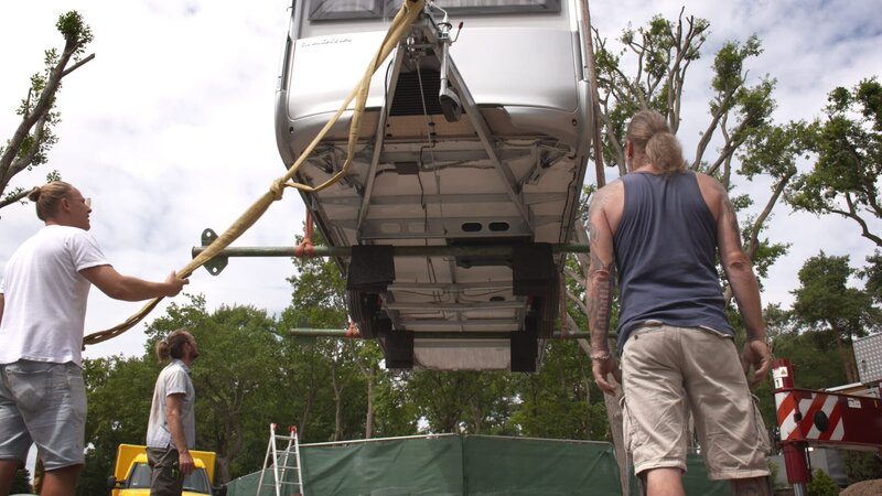 William (l.) hilft beim Transport des Anhängers – Bild: Warner Bros. Discovery