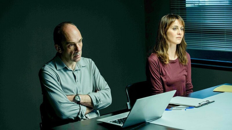 Petra (Paola Cortellesi) und ihr Vorgesetzter Pessone (Antonio Zavatteri) nehmen Nicola und Imbreccia in die Zange. – Bild: ORF/​Beta Film/​LUISA CARCAVALE