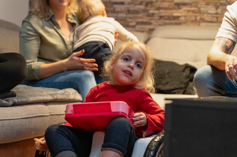 Emilia ist vier Jahre alt. Die Gentherapie hat ihr Leben gerettet. Was bedeutet das für die Familie? – Bild: ZDF und Manuel Brem