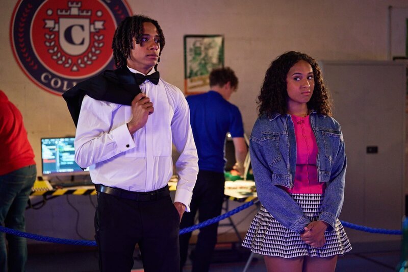 Toby (Sekou Diaby) und Abby (Assa Kanouté) treffen sich im Vorfeld des „Robot Wars“-Schulwettkampfs. – Bild: ZDF und Simon Ridgway
