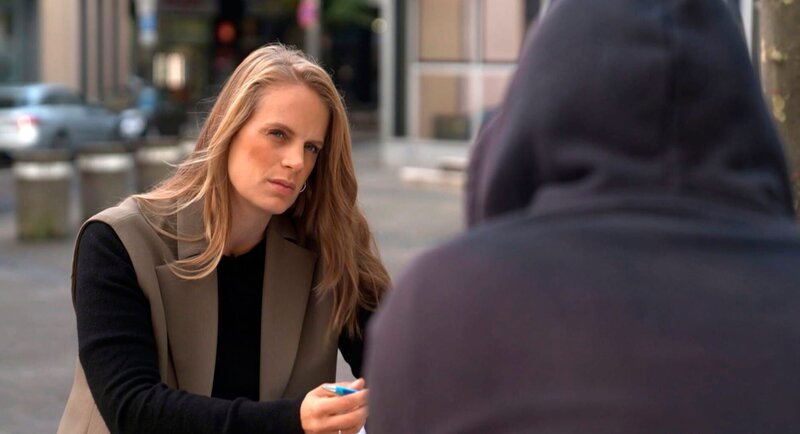 Reporterin Svenja Kellershohn (l) im Gespräch mit einem ehemaligen Vermögensberater. – Bild: WDR