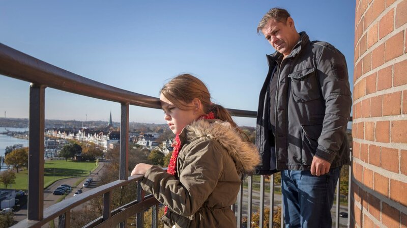 Finn (Sven Martinek, r.) hört Linna (Lilly Wagner, l.) aufmerksam zu. – Bild: ARD/​Georges Pauly
