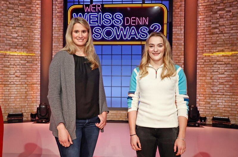 Als Kandidatinnen zu Gast bei „Wer weiß denn sowas?“: Die Rennrodlerin und Olympiasiegerin Natalie Geisenberger und die Skeletonpilotin und Olympiasiegerin, Hannah Neise. – Bild: ARD/​Morris Mac Matzen