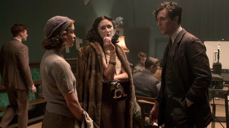 Die junge Joan Stanley (Sophie Cookson) lernt den kommunistischen Studentenführer Leo (Tom Hughes) und die Aktivistin Sonya (Tereza Srbova) kennen. – Bild: ARD Degeto/Entertainment One/Nic / ZDF Die junge Joan Stanley (Sophie Cookson) lernt den kommunistischen Studentenführer Leo (Tom Hughes) und die Aktivistin Sonya (Tereza Srbova) kennen. – Bild: ARD Degeto/Entertainment One/Nic / ZDF