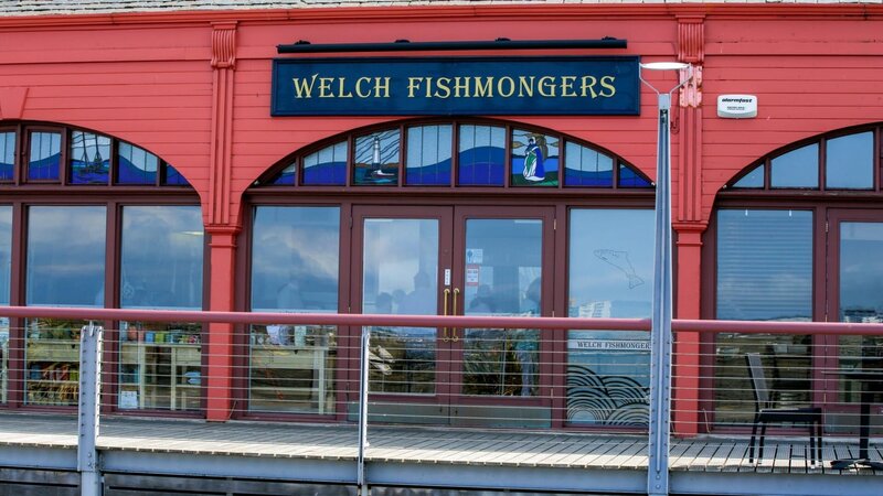 Das „Welch Fishmonger“ – ein Fischlokal, das frische Meeresfrüchte in Edinburghs Hafenviertel Leith liefert. – Bild: ORF/​Warner/​The Travel Channel