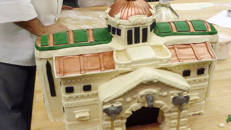 Buddy and Sunshine work on the Bronx Zoo cake. – Bild: Discovery Communications