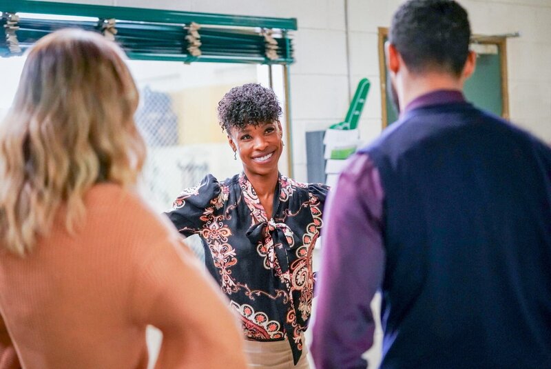 (v.li.): Monet Mazur (Laura Fine-Baker), Karimah Westbrook (Grace James), Lamon Archey (Principal Carter). – Bild: ORF/​PRO7/​Warner/​The CW/​Troy Harvey