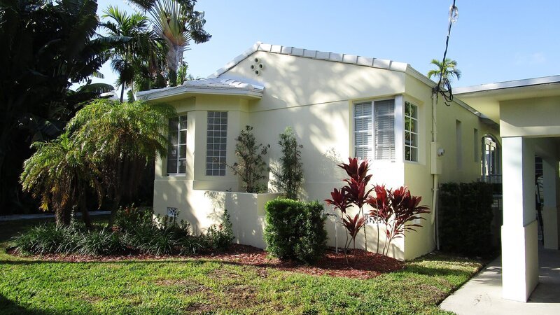 Although it is very very Miami, this home’s curb appeal is not what house hunter Alana is looking for in a new house, as seen on HGTV’s House Hunters. – Bild: HGTV/​Scripps Networks, LLC