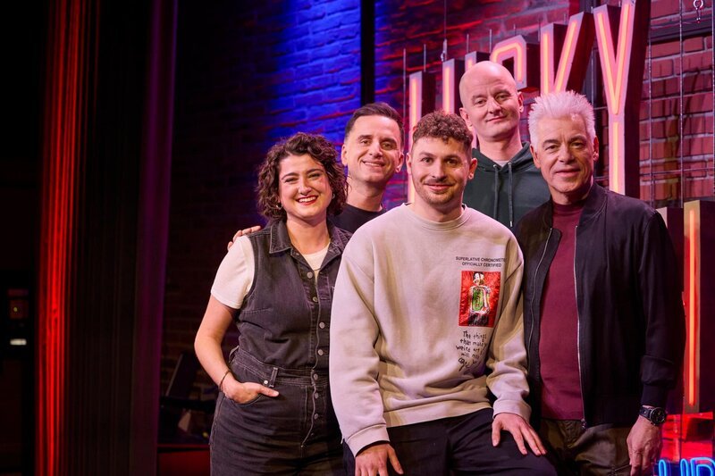 Von links: Matilde Keizer, Özcan Coşar, Fabian Lampert, Moritz John und Michael Mittermeier. – Bild: Martina Bogdahn /​ yo man ! media productions GmbH